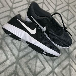 NEW WITHOUT TAG! WOMEN’S BLACK NIKE SHOES😍